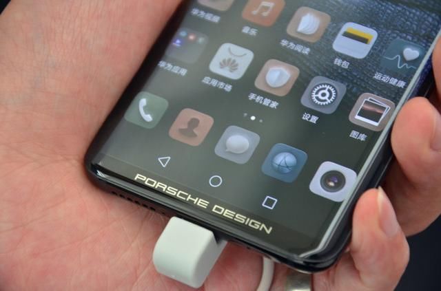 那些花一万块买华为保时捷手机的人到底是怎么