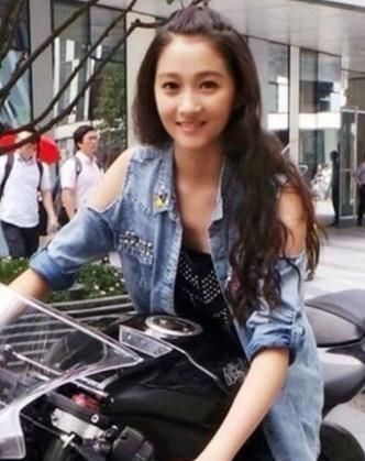 关晓彤才19岁就开始露沟了?