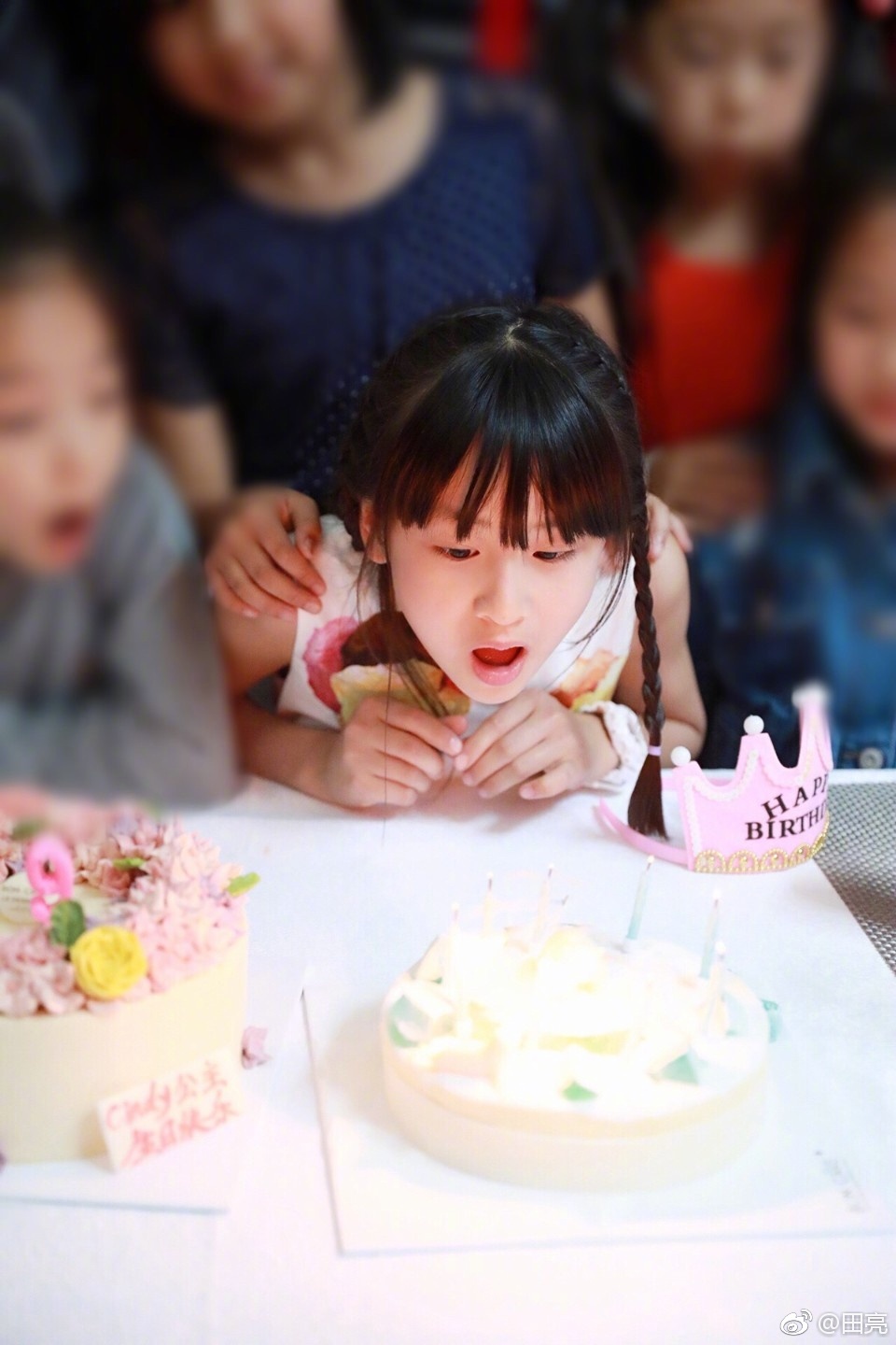 田亮写道:"九岁生日啦[蛋糕],一转眼,都一字头的最后一年了[泪]~爸爸