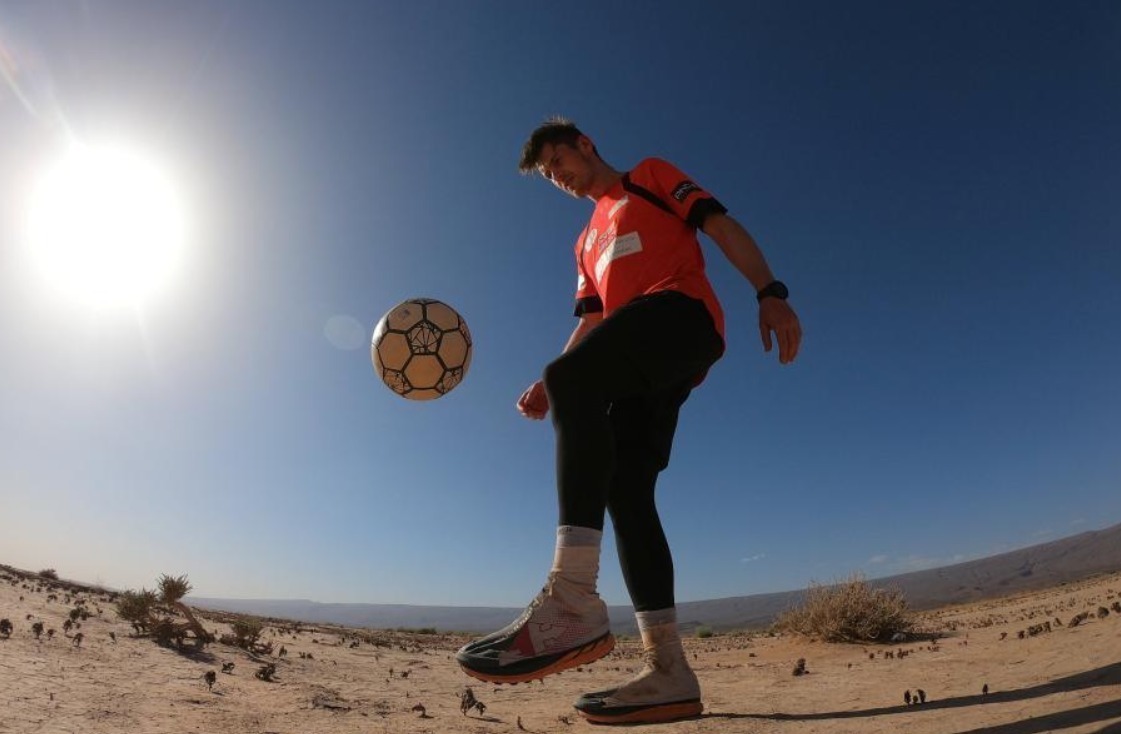 英男子历时6天颠球25万次 穿越近百公里撒哈拉沙漠