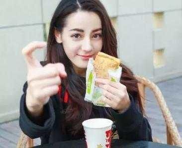迪丽热巴吃货人设太刻意,几乎都是摆拍,网友:这