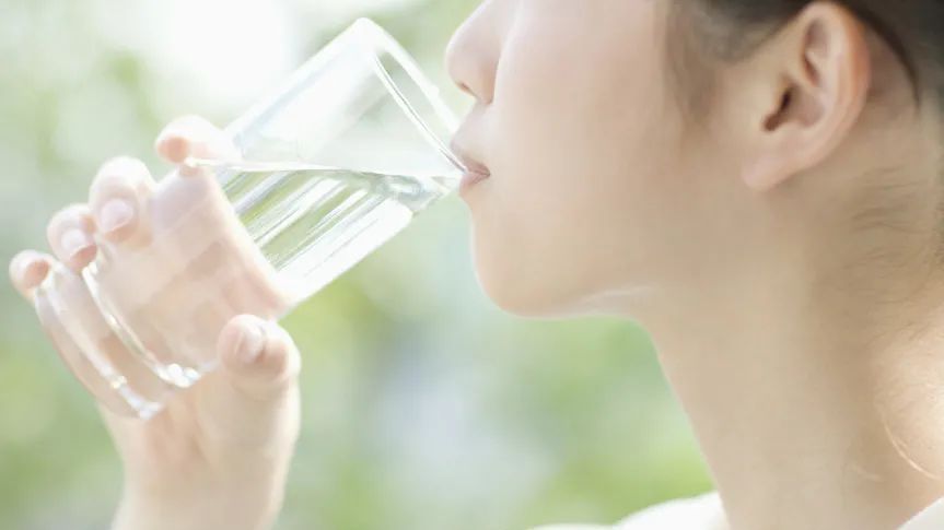 一天要喝够8杯水?专家:你一直坚持的喝水原则可能是错的!_北京时间