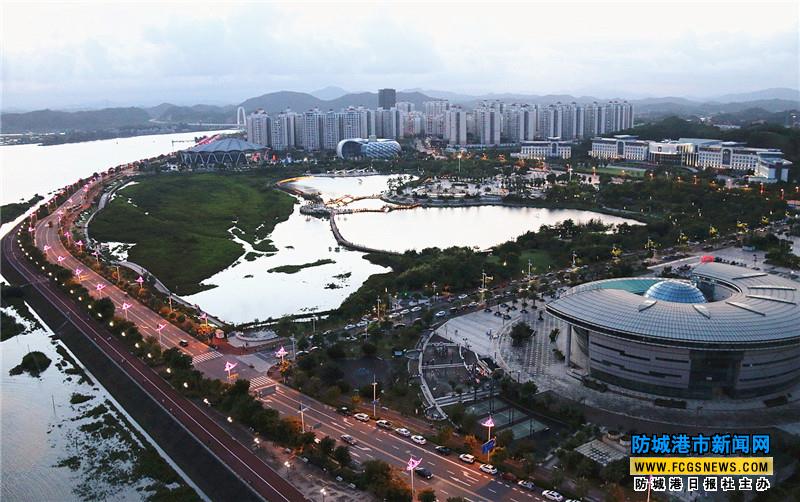 市民在公园里散步,在广场上跳舞,在绿道上跑步……享受着海湾新区城市