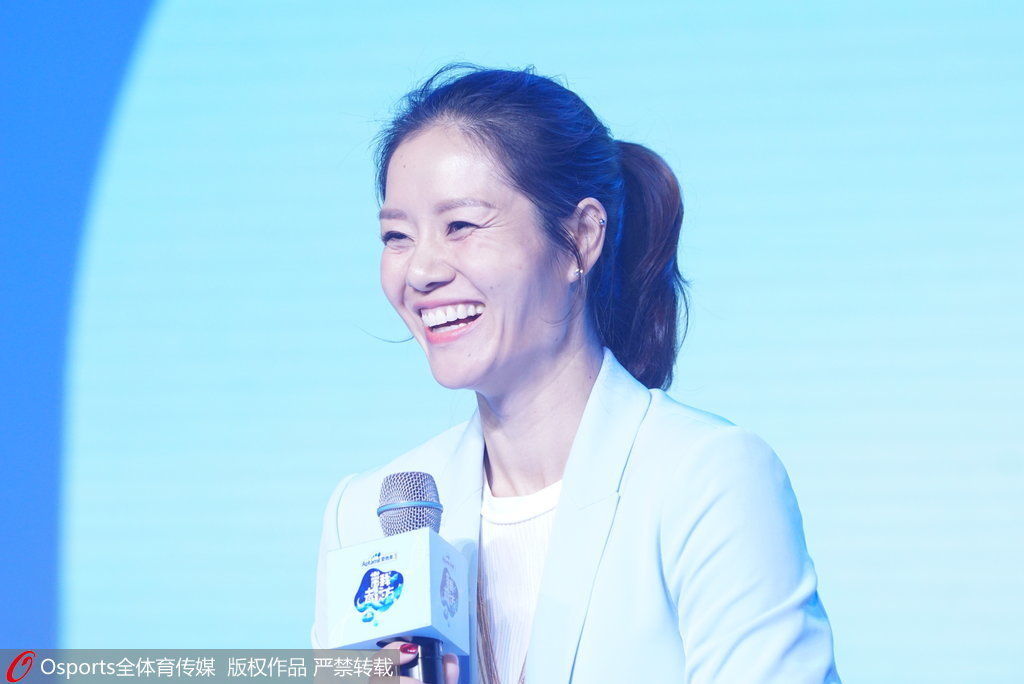 李娜踩高跟鞋淡妆亮相 同台PK辣妈侯佩岑