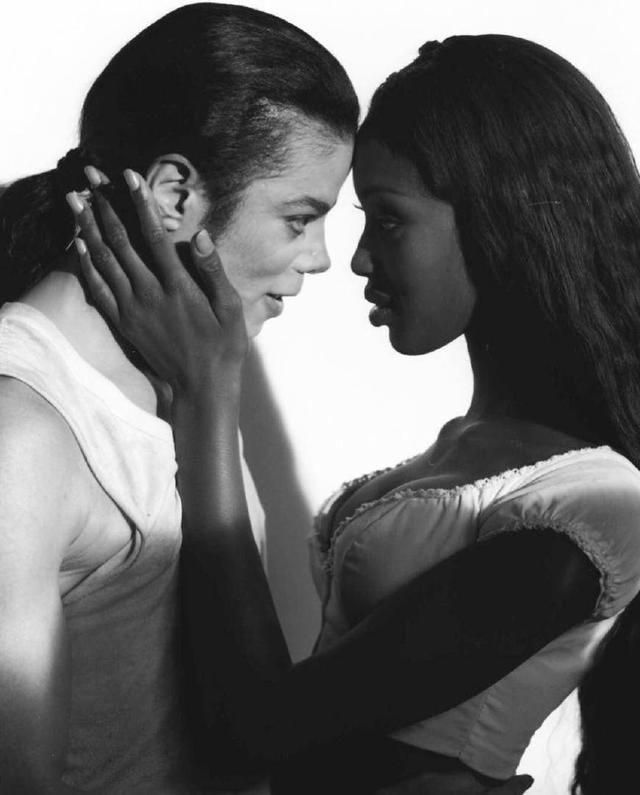 迈克尔杰克逊60岁生日,超模娜奥米坎贝尔发旧照怀念天王