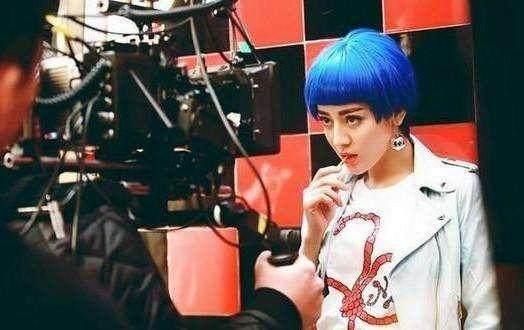 baby和迪丽热巴同短发,网友:一个是信佛美女,一