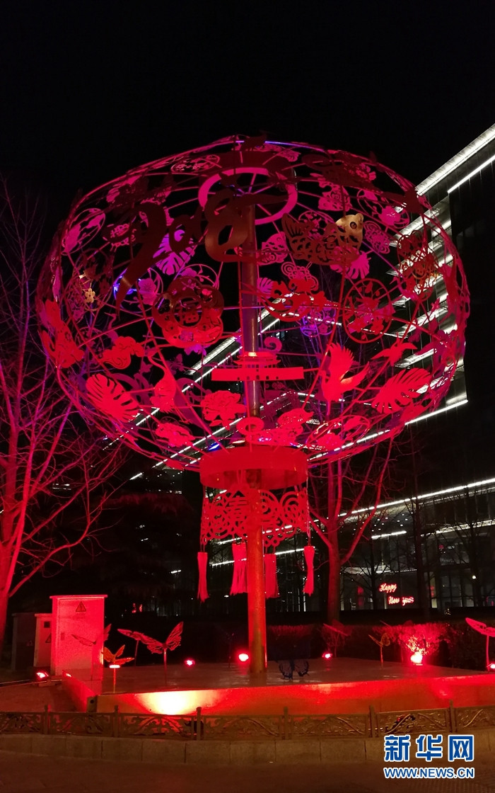 2018年2月13日,华灯初上,北京复兴门内大街上的巨型灯笼.