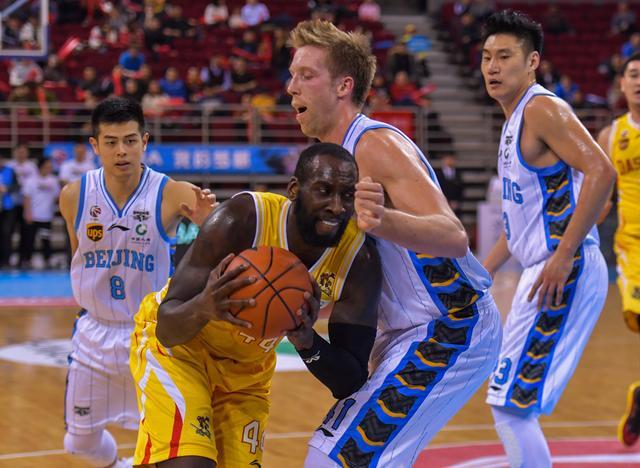 单外援作战 北京首钢男篮主场105:92战胜南京