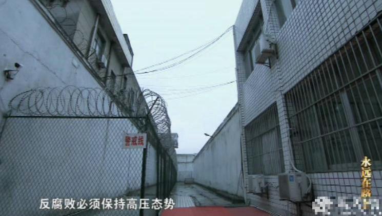 该监狱是20世纪50年代苏联援助新中国157项经济与国防建设的产物之一，由苏联专家设计的，因关押中国最高级别的犯人而被称为“中国第一监狱”，也因“硬件和软件”都与其他监狱不同，而被外界称为“最神秘的监狱”。