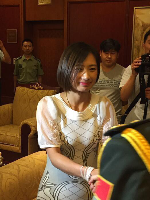 6月27日,陆军副司令员周松和在首都机场贵宾厅看望马里维和遇袭伤员