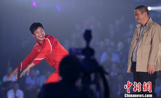 奥运冠军刘虹、跑男苏炳添亮相南京聊健身