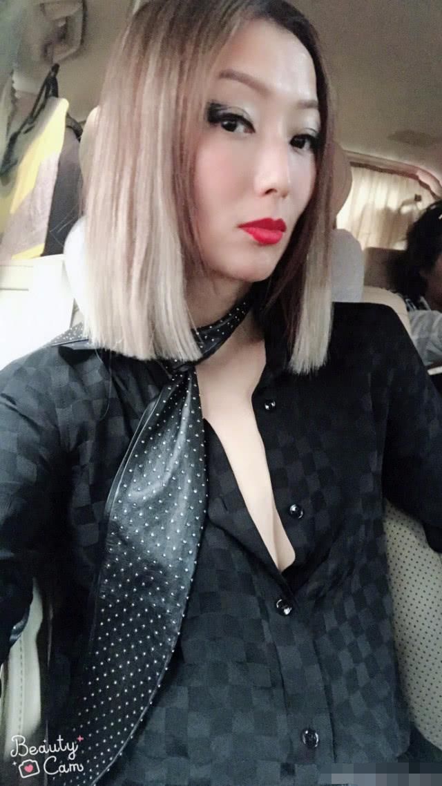 郑秀文开演唱会,衣服还没穿上就上台了,惊喜连