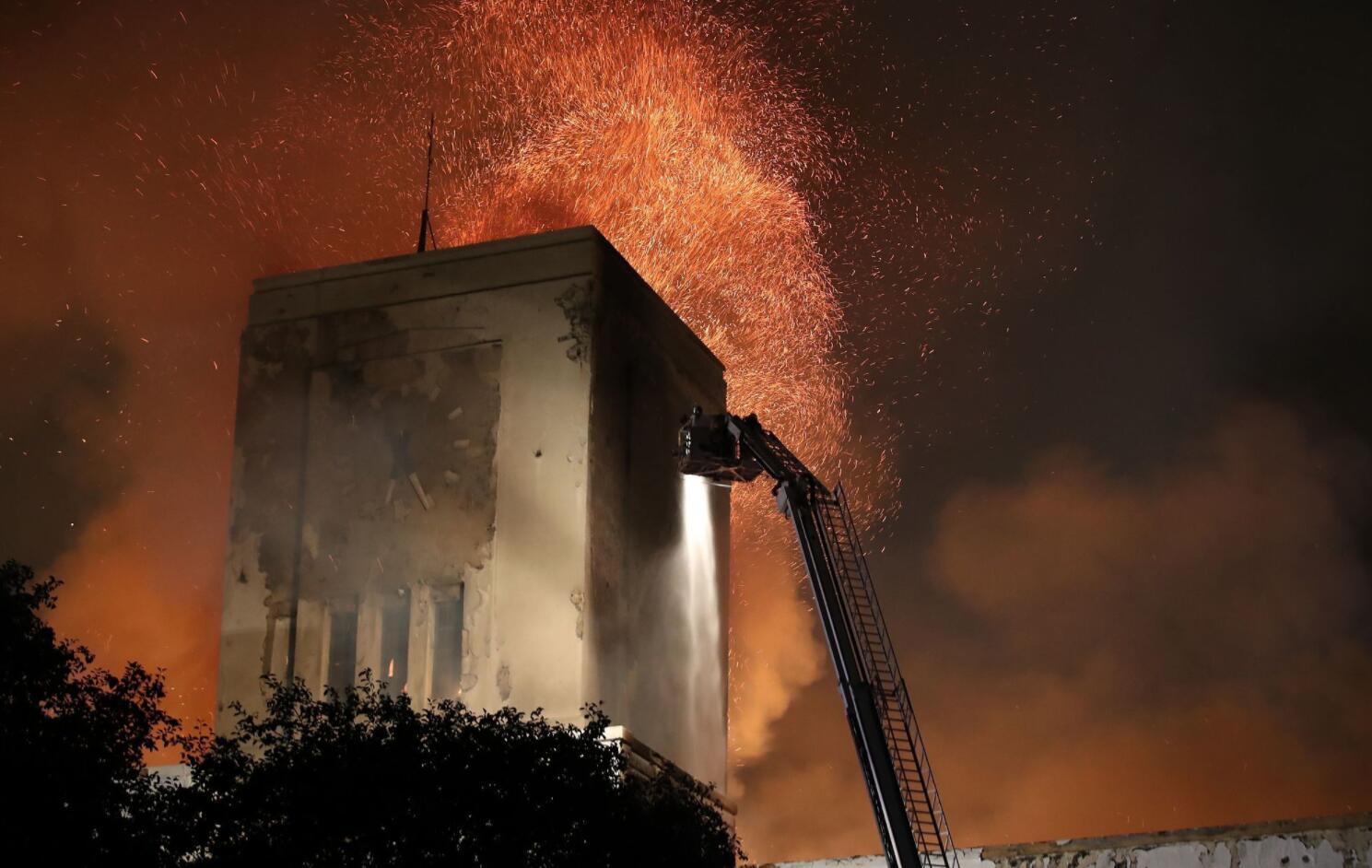 英国利物浦地标建筑起火 火光熊熊染红天空