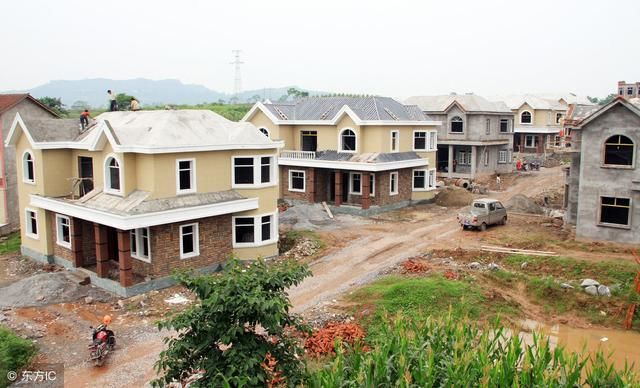 农村实施村镇合并,农民不领情,专家不解:几万买