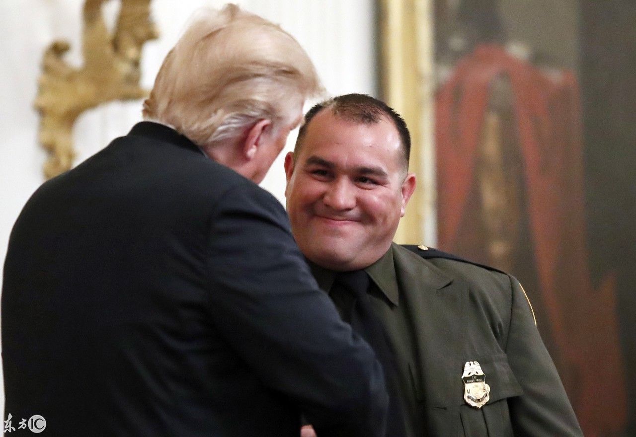 特朗普表情包 有意思的是对方伸手要和他握手