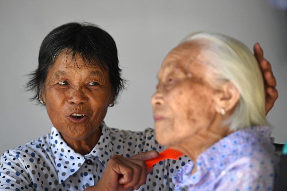 "有婆婆在,我不敢老" 七旬儿媳照顾百岁婆婆传佳话