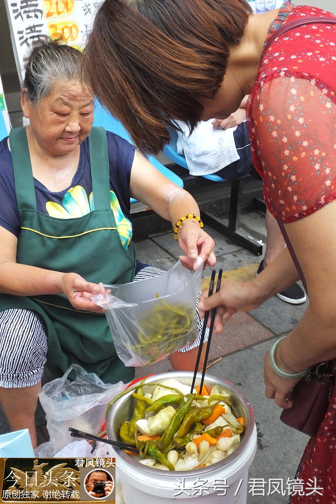 湖北宜昌:七旬老奶奶在菜市场卖自制泡菜,5元