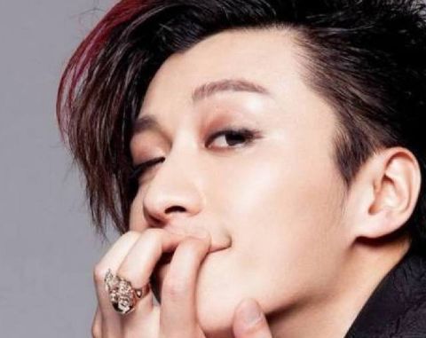 乔任梁的烟熏妆也是很惊艳的,很多观众都说好看