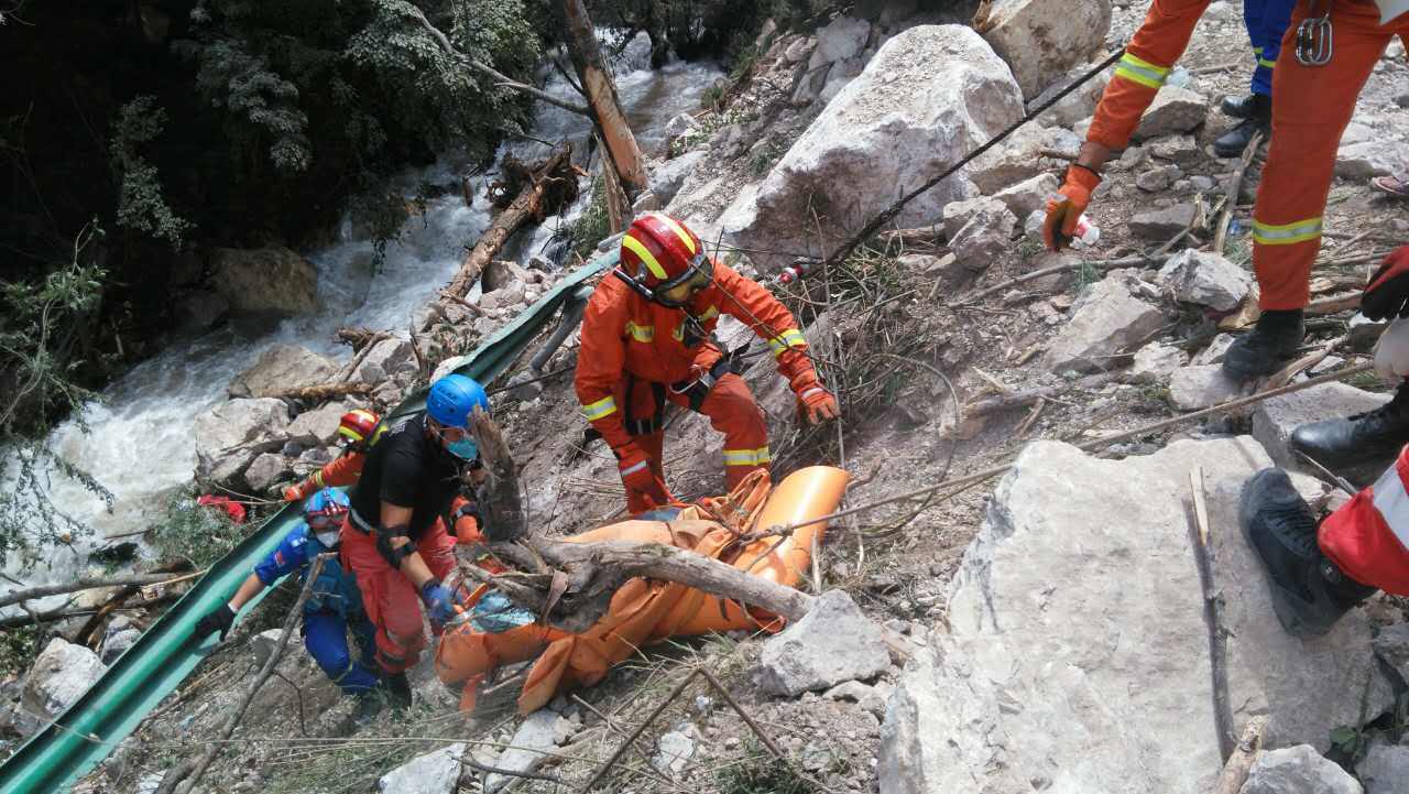 中巴车被地震落石砸入十米河沟 已搜获两具遇难者遗体