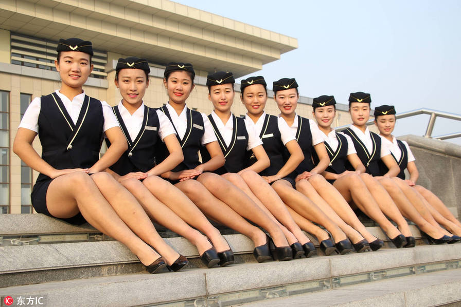 准空姐拍写真 不惧严寒秀裸腿上演美丽冻人