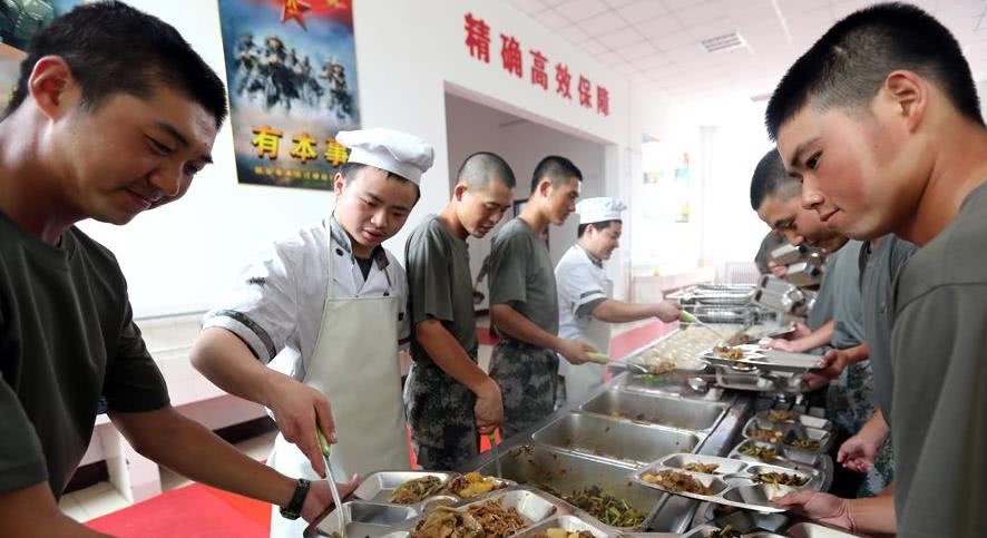 解放军伙食荤菜少?最低标准18块,每天一斤肉,