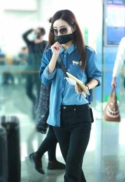 赵丽颖小白鞋加喇叭裤 网友直呼:以后谁还敢说