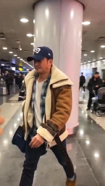 吴京机场怒斥跟拍者:你们这样真不好 撞到小孩怎么办?(图2) 吴京机场怒斥跟拍者:你们这样真不好 撞到小孩怎么办?(图2)