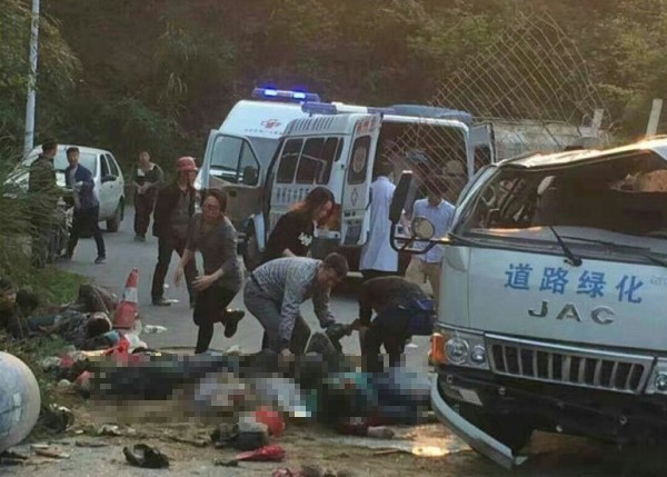 湖南致12死19伤翻车事故多名责任人被问责免职 湖南致12死19伤翻车事故多名责任人被问责免职