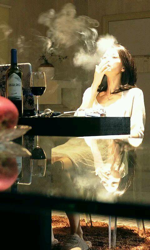 俞飞鸿抽烟仙女形象崩塌?而白百合抽烟的样子也看起来好老练