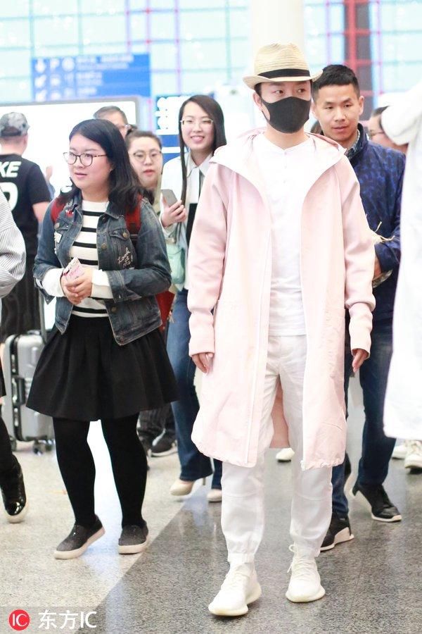 玉刚清新混搭 粉色风衣小礼帽再搭小白鞋 很是