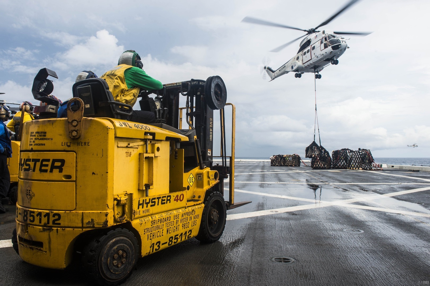 10月14日美国海军黄蜂级两栖攻击舰“好人理查德”号(LHD 6)和惠德贝岛级船坞登陆舰“日耳曼城”号（LSD 42）及两艘伯克级驱逐舰和两艘补给舰组成的舰队继续在南海训练。