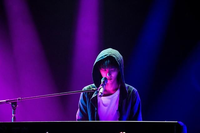 完美蜕变!为什么有人会质疑华晨宇?看看外国网