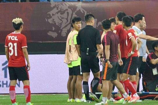 辽足重伤外援住普通小区 年薪30万养活全家十