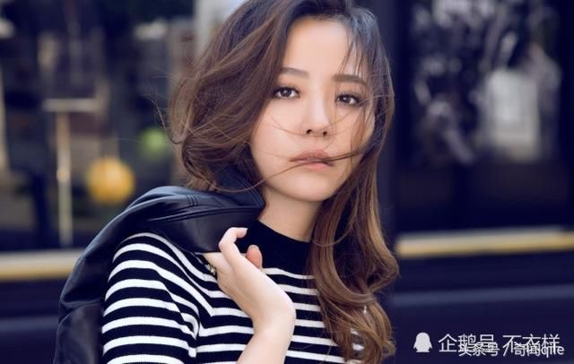 张靓颖近照曝光,短发颜值逆天却被表情抢镜,网