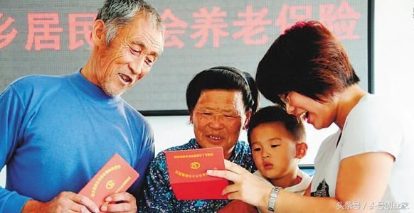 农民买新型农村保险还是城镇职工社会保险好?