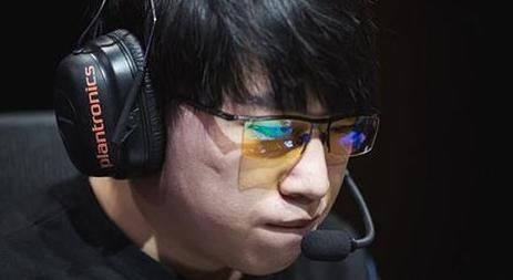 继uzi之后小虎直播被喷子气哭,这是rng的弱点,