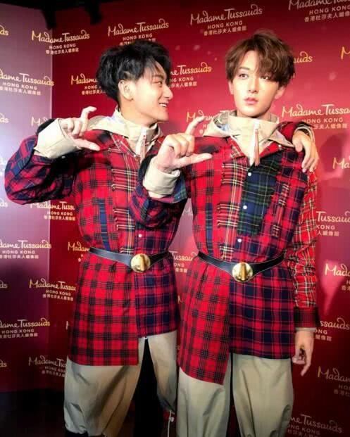 黄子韬25岁生日,踮起脚尖亲吻自己蜡像,表情娇