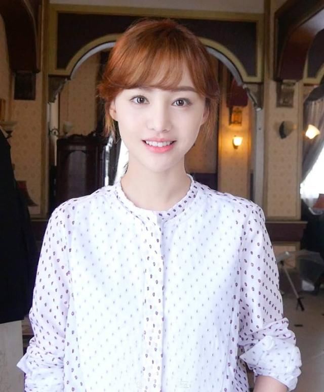 郑爽现在的生活状况,素颜和上镜差别很大?你看