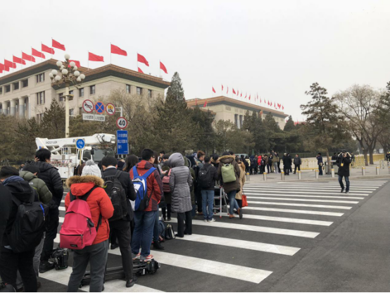 现场|直击全国人大首场发布会 记者排起长龙 现场|直击全国人大首场发布会 记者排起长龙