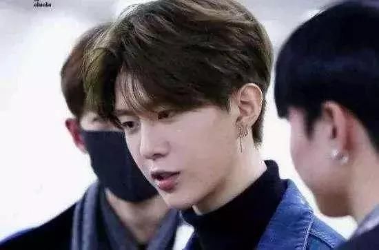 不是谁都能Hold住长耳坠和奶奶风眼镜链,有人