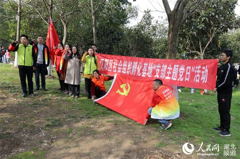 学雷锋精神植树认养公益活动 118个家庭认养