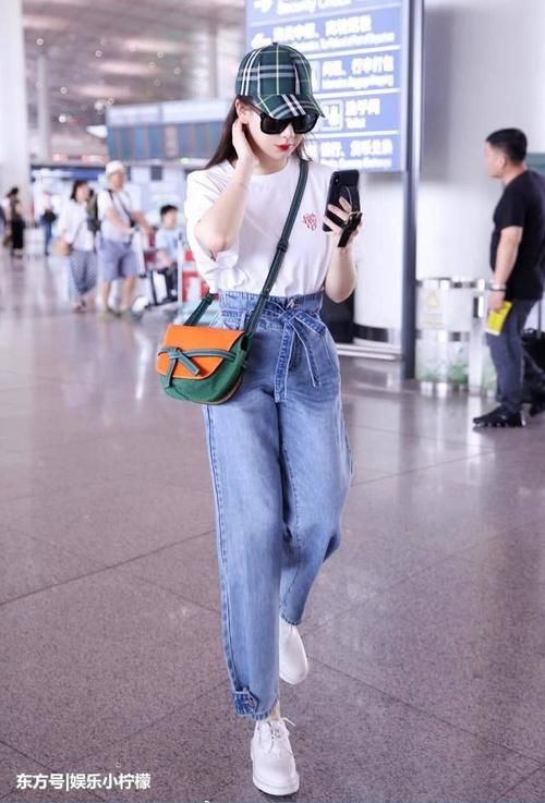 戚薇真是街拍专业户,简约白T配牛仔裤,2米8的