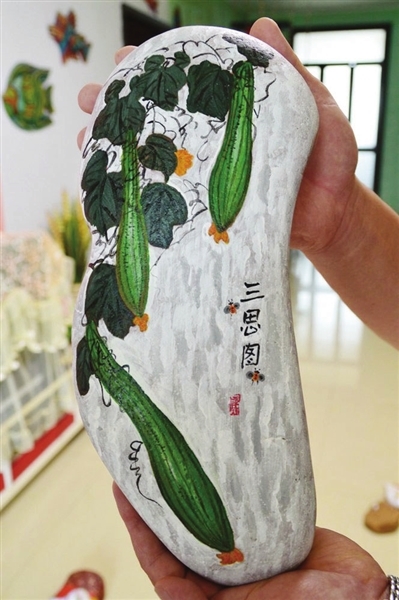 秦皇岛小学生绘制"石头画" 石头上的艺术真神奇!(图)