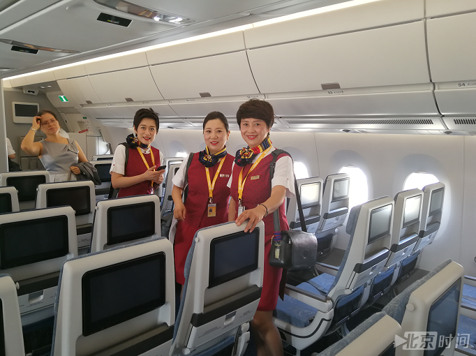 国航女乘务员:新飞机让我们激动不已 国航女乘务员:新飞机让我们激动不已