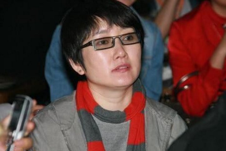 68岁王刚满头白发,前妻依然魅力十足,混血外孙与儿子一样大