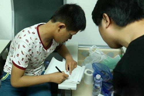 一男生喝下女生递来矿泉水变哑巴 恶作剧变哑