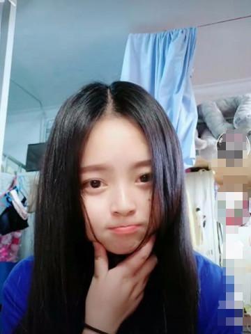 中分脸最小的抖音女神火了,当她撩起头发后,千