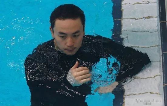 张杰晕倒、王源被泼冷水,陈伟霆差点摔倒,浙江