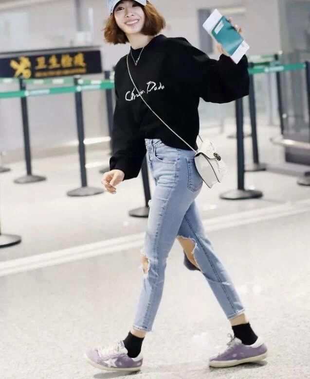 女星们到底是有多喜欢穿袜子?吴宣仪的这双袜