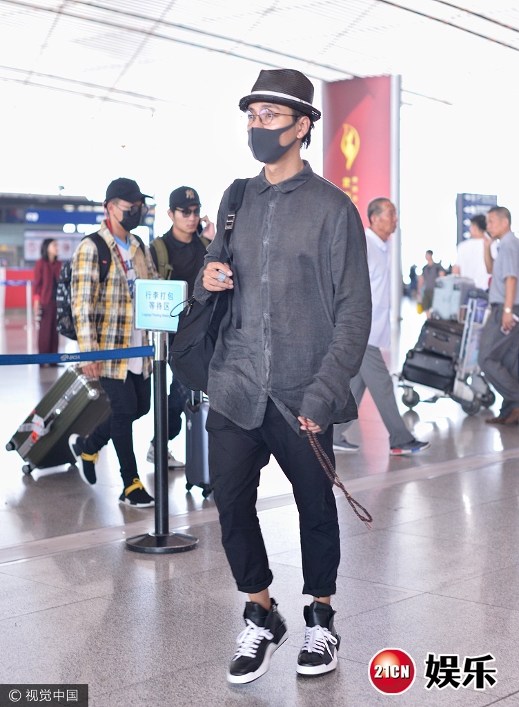 仙风道骨!陈坤手持佛珠穿"道袍"现身机场